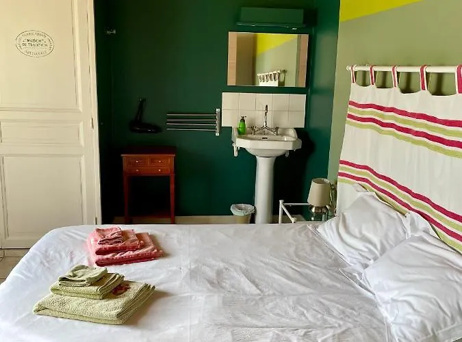 D'hotes Lefoulon Bed & Breakfast *